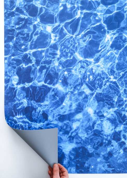 Sfondo fotografico ACQUA/2 in vinile, con texture blu e riflessi luminosi. Perfetto per still life, fotografia di prodotto e scene fresche e dinamiche.