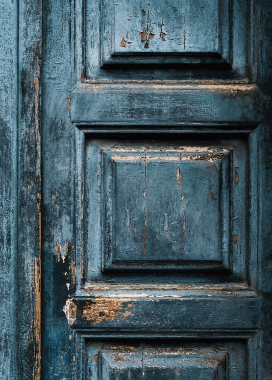 Sfondo fotografico BLU, con vecchia porta dipinta e vernice scrostata. Ideale per un look rustico e autentico, perfetto per food photography