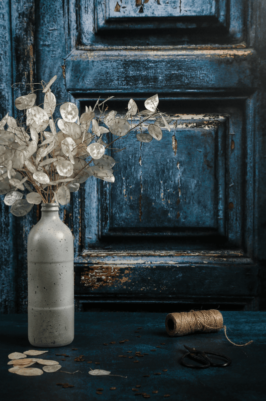 Sfondo fotografico BLU, con vecchia porta dipinta e vernice scrostata. Ideale per un look rustico e autentico, perfetto per food photography