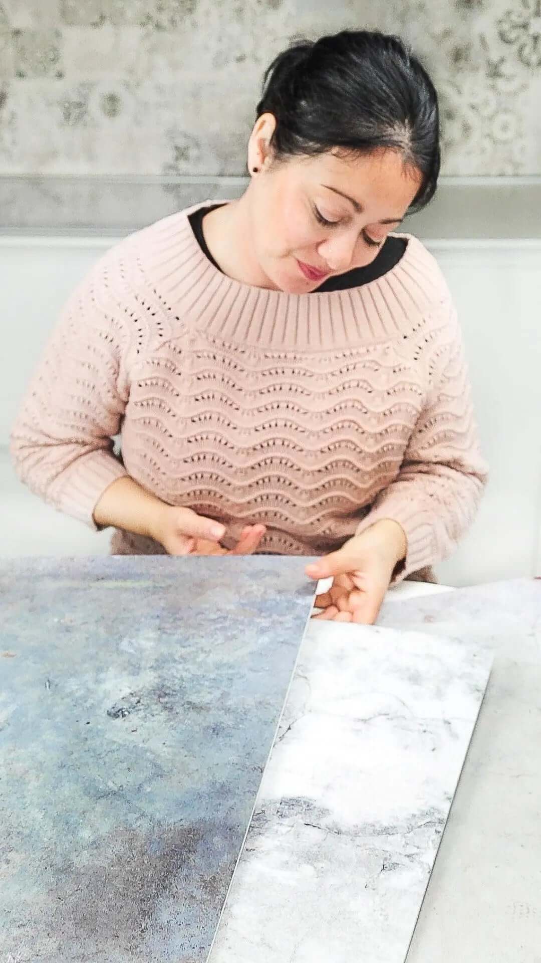 Il marmo è una superficie intramontabile, resistente, associata a pulizia e minimalismo. La moderna e luminosa superficie di questo sfondo fotografico lo rende idealpannello rigidoTRANI