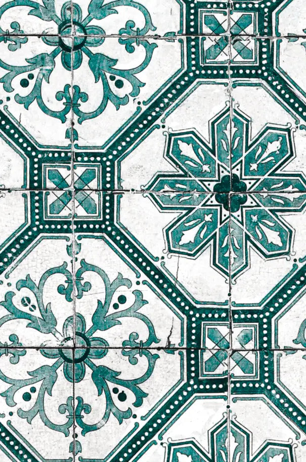 Queste piastrelle antiche, consumate dal trascorrere del tempo, evocano ricordi dolci e lontani. La delicatezza del verde, non troppo vivace, le rende ancor più suggvinileABETE