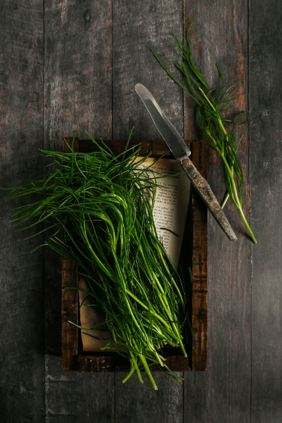 Sfondo fotografico ACERO in vinile, con legno grezzo e doghe rustiche, ideale per esaltare piatti grazie alla sua venatura realistica e accogliente