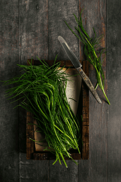 Sfondo fotografico ACERO in vinile, con legno grezzo e doghe rustiche, ideale per esaltare piatti grazie alla sua venatura realistica e accogliente
