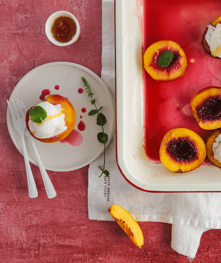 Sfondo amaranto vista flatlay con pesche grigliate e gelato