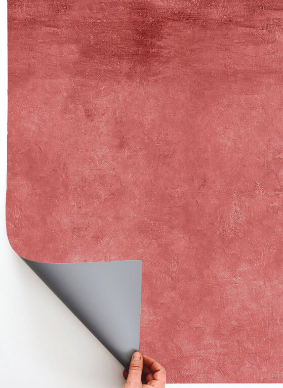 Sfondo fotografico AMARANTO in vinile con muro grezzo, tracce di vernice e tonalità calde, ideale per scatti rustici e dinamici.