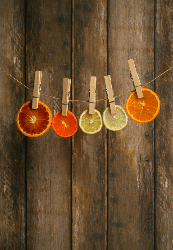 Sfondo fotografico AMBRA, con legno a doghe di diverse dimensioni in tonalità calde. L'atmosfera rustica e vissuta rende questo sfondo molto versatile.