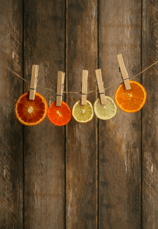 Sfondo fotografico AMBRA, con legno a doghe di diverse dimensioni in tonalità calde. L'atmosfera rustica e vissuta rende questo sfondo molto versatile.