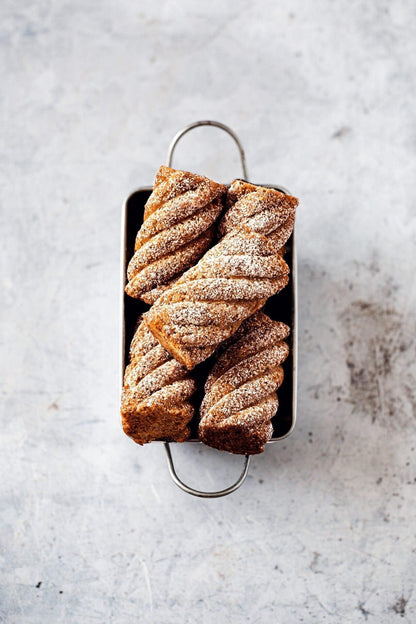 Sfondo fotografico in vinile con texture di pietra grezza, caratterizzato da leggere sfumature e una linea che attraversa l'intero sfondo.