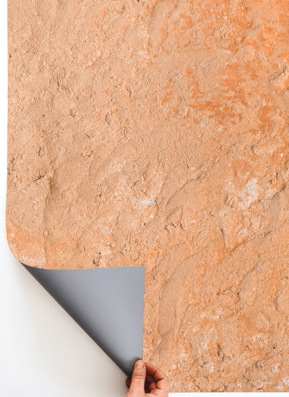 Sfondo fotografico ARGILLA in vinile, con texture ruvida e terrosa, tonalità aranciate e ocra, ideale per food photography rustica e artigianale.