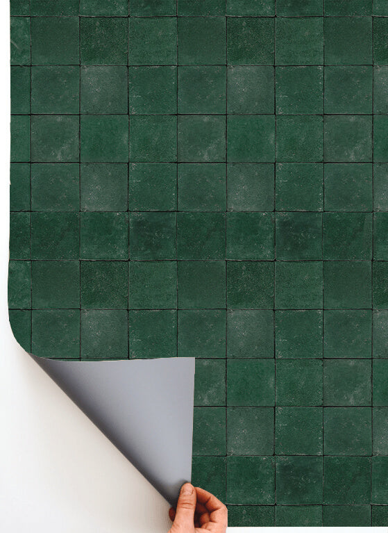 Lo sfondo "Avocado" in vinile, con mattonelle irregolari e tonalità di verde bottiglia, è ideale per food photography, creando profondità e originalità.