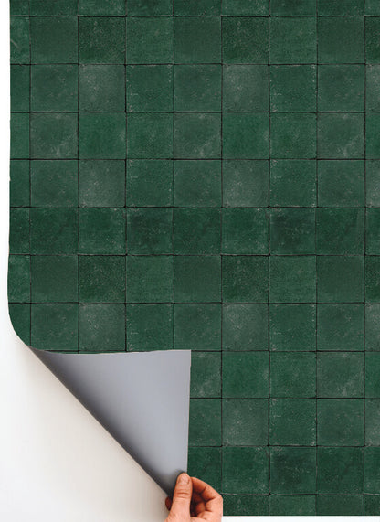 Lo sfondo "Avocado" in vinile, con mattonelle irregolari e tonalità di verde bottiglia, è ideale per food photography, creando profondità e originalità.