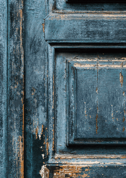 Sfondo fotografico BLU, con vecchia porta dipinta e vernice scrostata. Ideale per un look rustico e autentico, perfetto per food photography