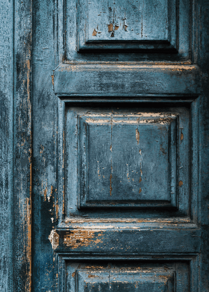 Sfondo fotografico BLU, con vecchia porta dipinta e vernice scrostata. Ideale per un look rustico e autentico, perfetto per food photography