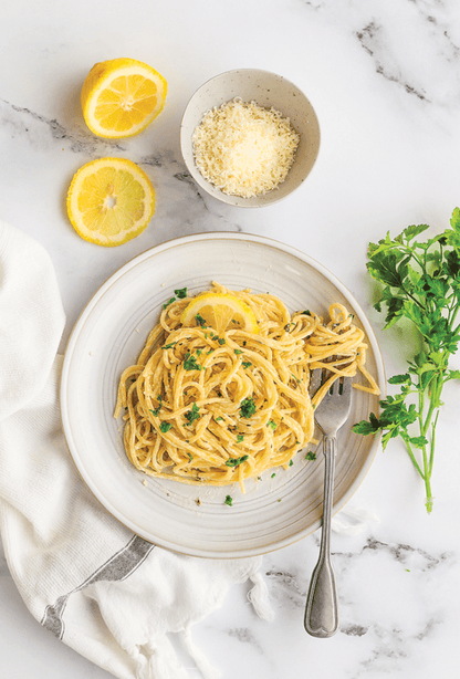 Sfondo fotografico COTONE, un marmo luminoso e versatile, con una superficie liscia. Perfetto per reel di ricette e valorizzare immagini minimaliste e moderne