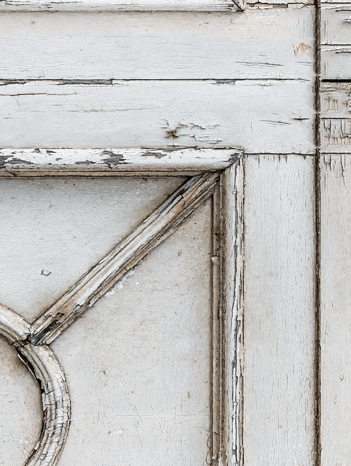 Sfondo fotografico GLICINE in vinile, con porta di legno bianca invecchiata, dettagli tridimensionali e atmosfera rustica, ideale per food photography