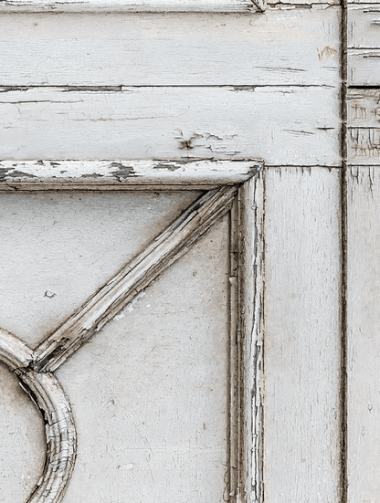 Sfondo fotografico GLICINE in vinile, con porta di legno bianca invecchiata, dettagli tridimensionali e atmosfera rustica, ideale per food photography