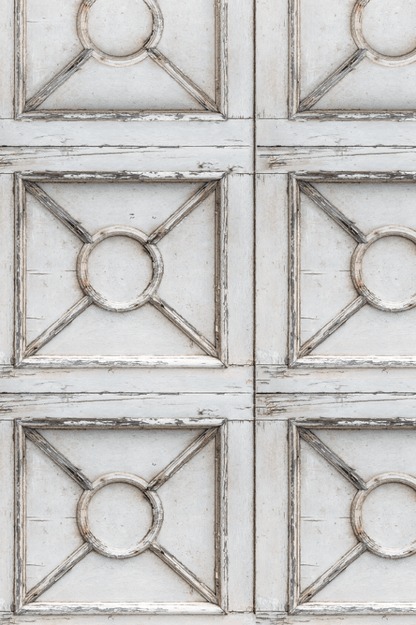 Sfondo fotografico GLICINE in vinile, con porta di legno bianca invecchiata, dettagli tridimensionali e atmosfera rustica, ideale per food photography