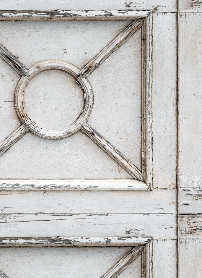 Sfondo fotografico GLICINE in vinile, con porta di legno bianca invecchiata, dettagli tridimensionali e atmosfera rustica, ideale per food photography