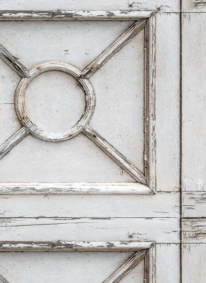 Sfondo fotografico GLICINE in vinile, con porta di legno bianca invecchiata, dettagli tridimensionali e atmosfera rustica, ideale per food photography