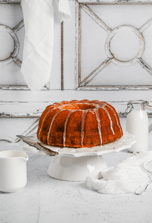Sfondo fotografico GLICINE in vinile, con porta di legno bianca invecchiata, dettagli tridimensionali e atmosfera rustica, ideale per food photography