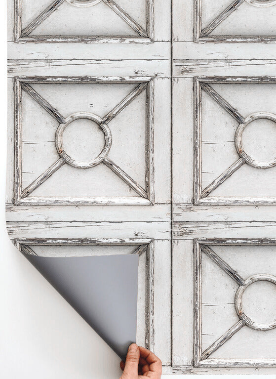 Sfondo fotografico GLICINE in vinile, con porta di legno bianca invecchiata, dettagli tridimensionali e atmosfera rustica, ideale per food photography