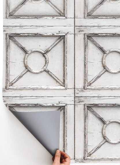 Sfondo fotografico GLICINE in vinile, con porta di legno bianca invecchiata, dettagli tridimensionali e atmosfera rustica, ideale per food photography