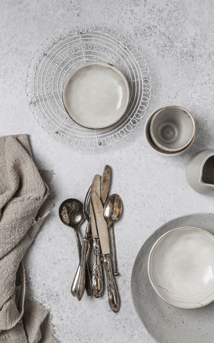 Mod. Grigio Nuvola: sfondo spugnato dai toni grigi e macchie bianche. Elegante e versatile, ideale per scatti food rustici e moderni.