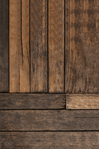 Sfondo fotografico IROKO in vinile, con doghe intrecciate in orizzontale e verticale, perfetto per scatti rustici e tradizionali di cibo casalingo.