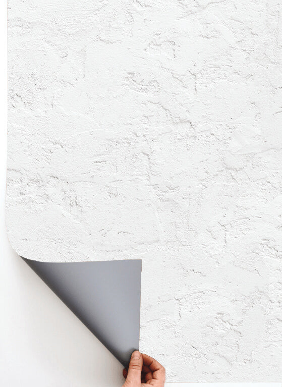 Sfondo fotografico in vinile 'Latte' con superficie opaca e texture liscia, tono neutro caldo che richiama l'intonaco bianco e ruvido. Ideale per fotografie di food