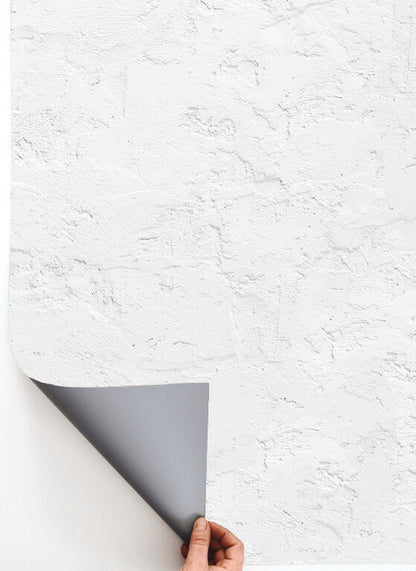 Sfondo fotografico in vinile 'Latte' con superficie opaca e texture liscia, tono neutro caldo che richiama l'intonaco bianco e ruvido. Ideale per fotografie di food