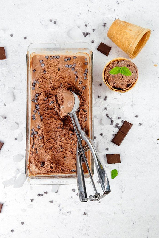 sfondo pietra con gelato al cioccolato e foglia di menta