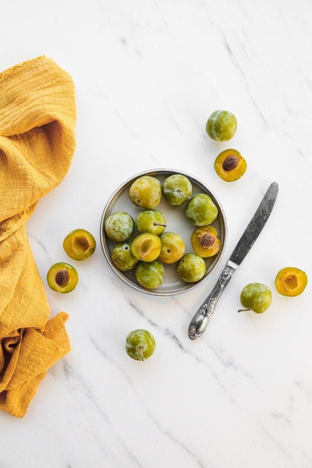 Una lastra di marmo dalle venature delicate e leggere, donano a questo sfondo un aspetto moderno e luminoso. Perfetto per fotografare step di ricette, ma anche come vinileNEVE