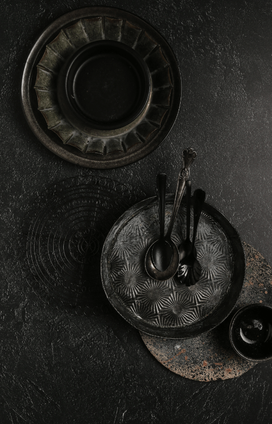 Sfondo fotografico scuro in vinile effetto materico, con superficie opaca e profonda, ideale per fotografie di food dallo stile drammatico.