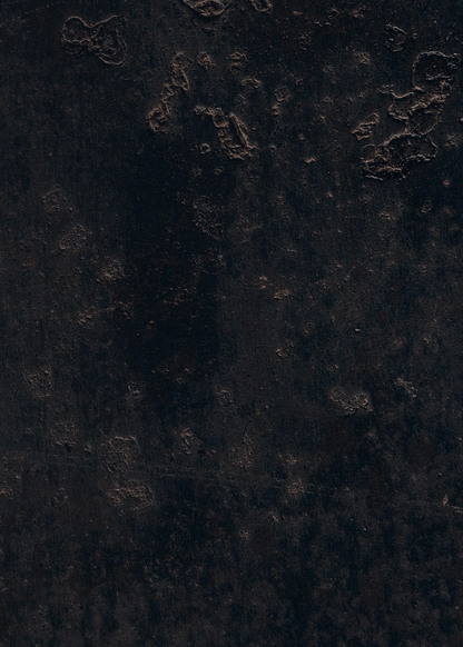 Sfondo fotografico scuro rigido effetto materico, con superficie opaca e profonda, ideale per fotografie di food e prodotto dallo stile drammatico.
