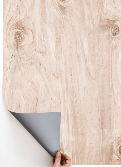 Sfondo fotografico on legno senza doghe, caratterizzato da una superficie che richiama il legno di pino, con tonalità chiare e una texture liscia. 