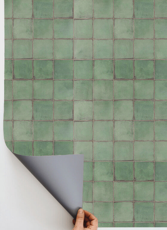 Lo sfondo "Pistacchio" presenta piastrelle di verde alternate con fughe marroni, creando un effetto retrò e dinamico. Perfetto per food photography