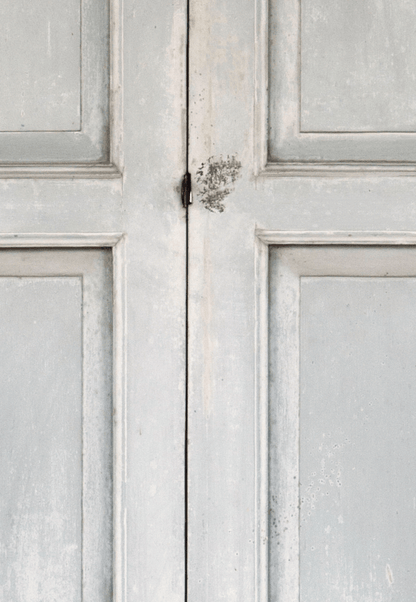 Lo sfondo "Primavera" è un backdrop fotografico caratterizzato da un aspetto rustico e vintage, ispirato alle vecchie ante in legno verniciato.