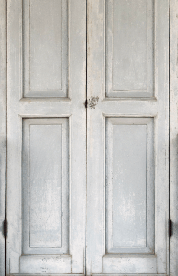 Lo sfondo "Primavera" è un backdrop fotografico caratterizzato da un aspetto rustico e vintage, ispirato alle vecchie ante in legno verniciato.