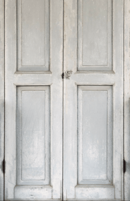 Lo sfondo "Primavera" è un backdrop fotografico caratterizzato da un aspetto rustico e vintage, ispirato alle vecchie ante in legno verniciato.