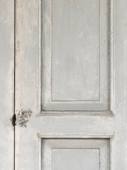 Lo sfondo "Primavera" è un backdrop fotografico caratterizzato da un aspetto rustico e vintage, ispirato alle vecchie ante in legno verniciato.