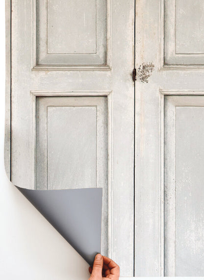 Lo sfondo "Primavera" è un backdrop fotografico caratterizzato da un aspetto rustico e vintage, ispirato alle vecchie ante in legno verniciato.