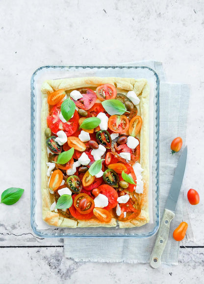 Una superficie che riproduce fedelmente l'aspetto della pietra, arricchita da una spaccatura orizzontale che la attraversa interamente, con linee e sfumature di tonapannello backdropLINOSA