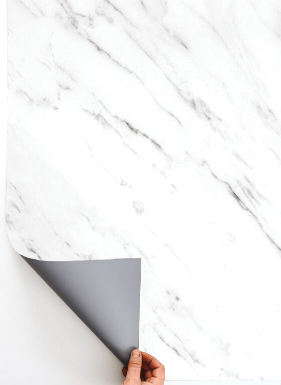 Sfondo fotografico in vinile con tonalità bianche e texture marmorea morbida, dalle linee moderne e non troppo invadente. ideale per scatti delicati.
