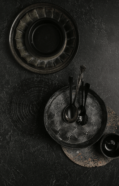 Sfondo fotografico scuro in vinile effetto materico, con superficie opaca e profonda, ideale per fotografie di food dallo stile drammatico.