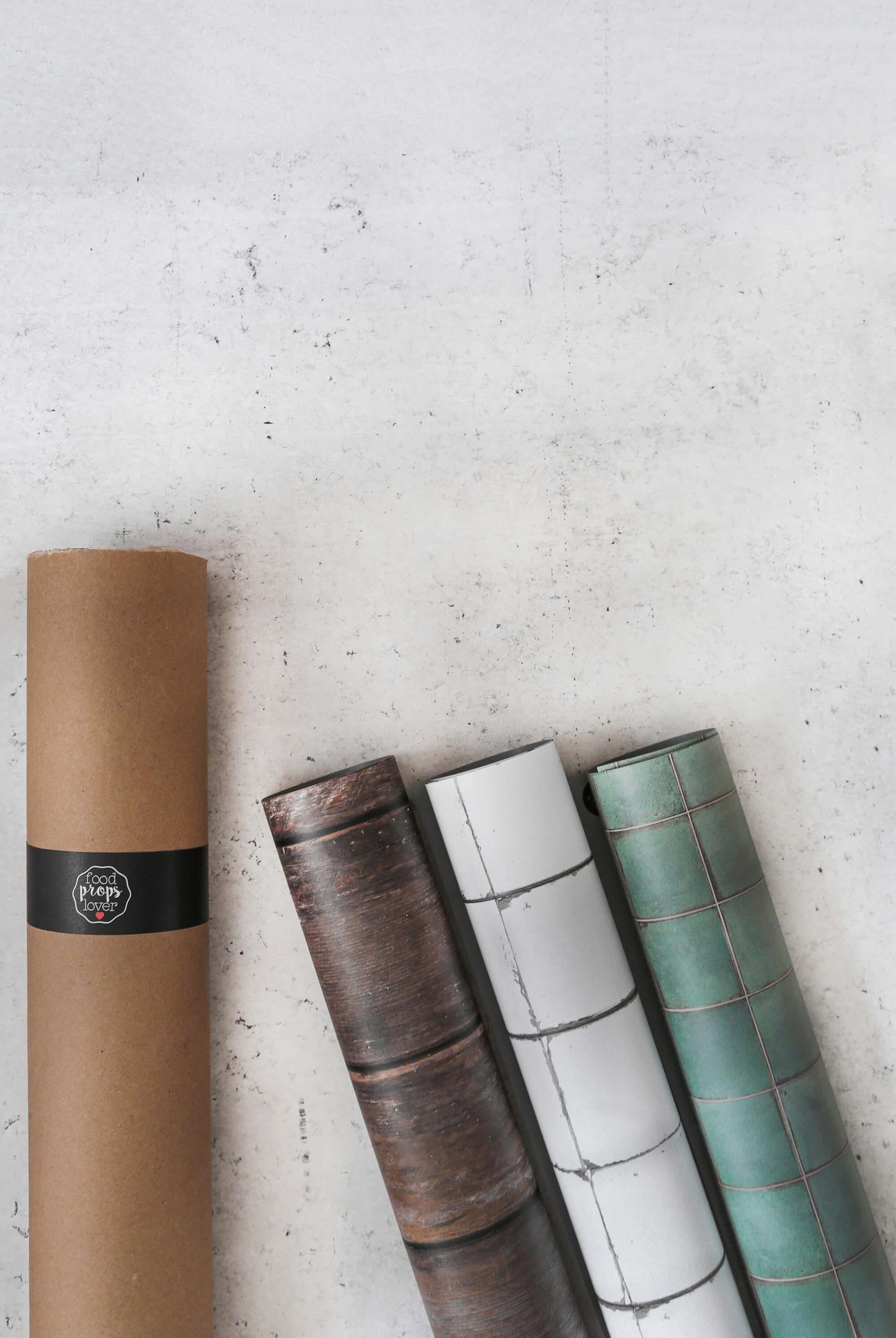 Insieme di e due sfondi fotografici in vinili arrotolati e tubo di spedizione