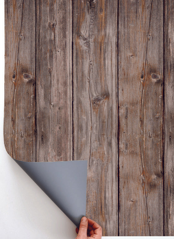 Sfondo fotografico in vinile con effetto legno scuro rustico e vissuto, perfetto per scatti caldi, autentici e pieni di atmosfera.