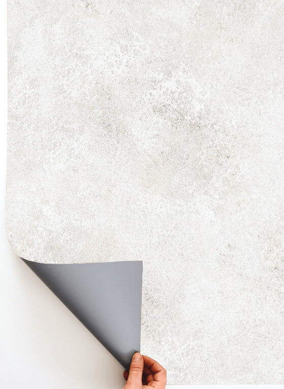 Silenzio – Sfondo in vinile effetto pietra grigia chiara con venature leggere, neutro ed elegante per food photography.
