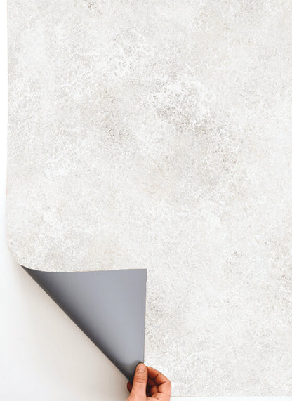 Silenzio – Sfondo in vinile effetto pietra grigia chiara con venature leggere, neutro ed elegante per food photography.