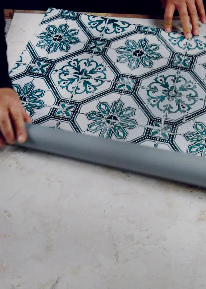 Queste piastrelle antiche, consumate dal trascorrere del tempo, evocano ricordi dolci e lontani. La delicatezza del verde, non troppo vivace, le rende ancor più suggvinileABETE