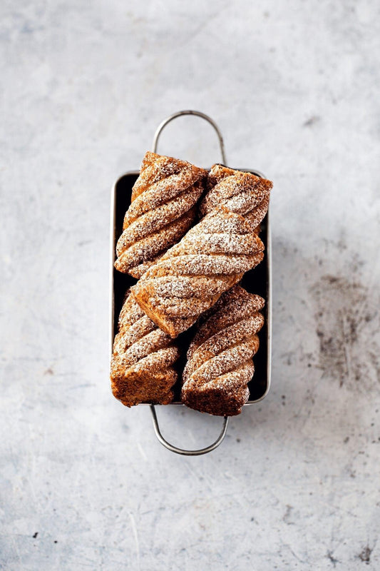 Sfondo fotografico in vinile con texture di pietra grezza, caratterizzato da leggere sfumature e una linea che attraversa l'intero sfondo.